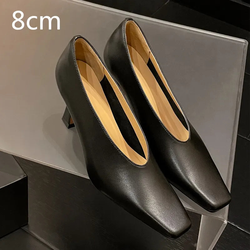 Chaussures d'été légères à talons hauts pour femmes, chaussures simples de luxe avec bout carré et bouche en V, chaussures rétro en cuir pour grand-mère de sorcière, 2025