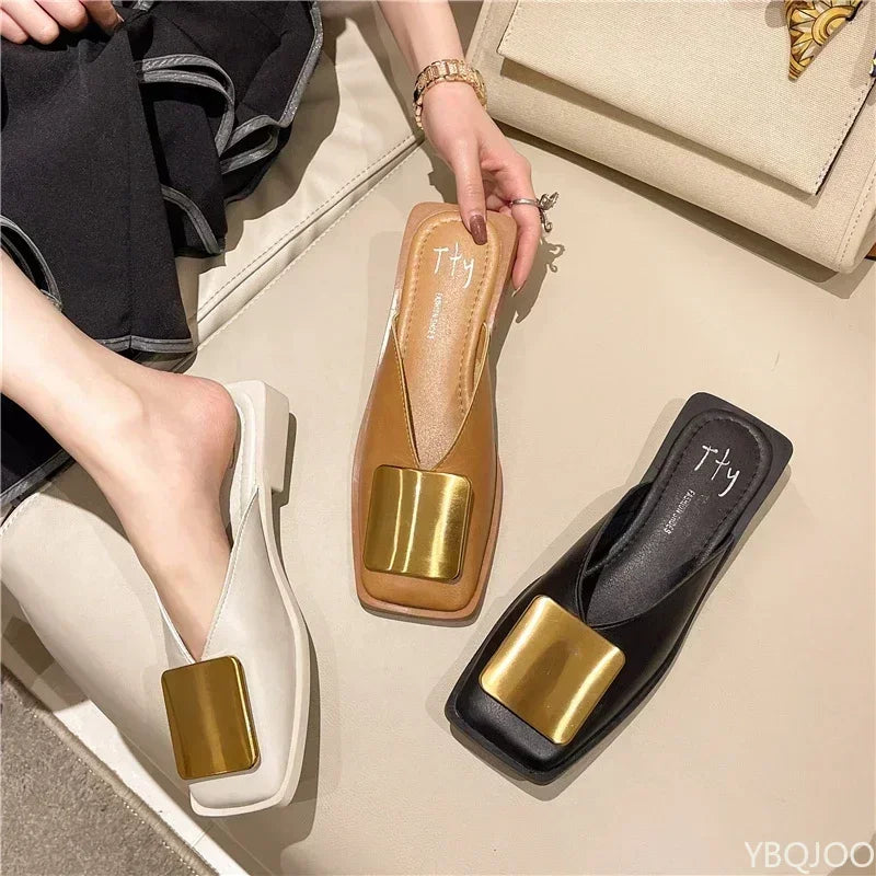 Pantoufles de marque de styliste pour femmes, Mules à boucle en métal, talons plats, bout carré, chaussures peu profondes, toboggan d'extérieur, sandales décontractées