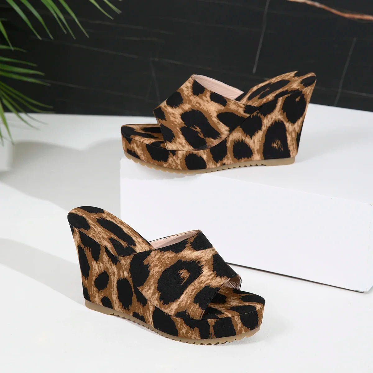 Chaussures d'été à talons hauts et bout ouvert pour femmes, pantoufles à imprimé léopard, chaussures de plage grande taille, 2024