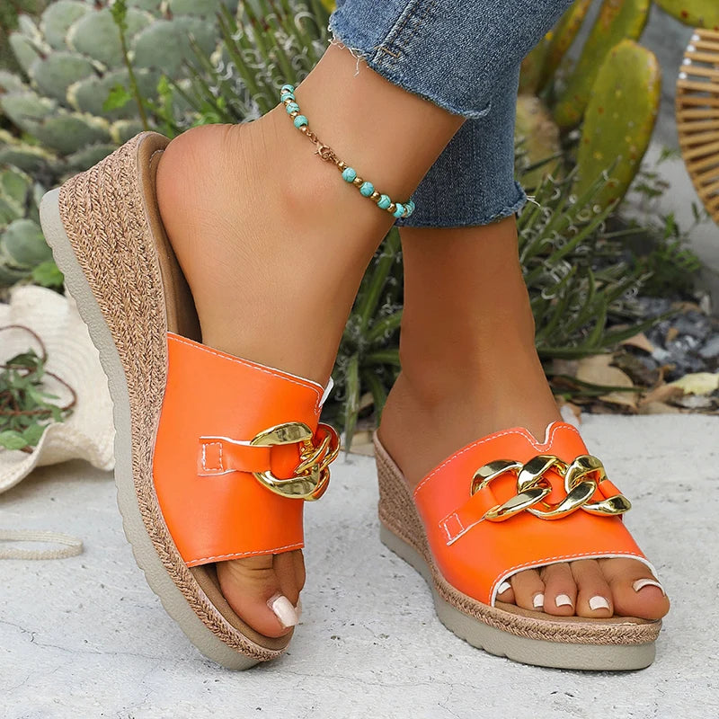 Pantoufles à talons compensés pour femmes, décor de chaîne à la mode, sandales de plage confortables et antidérapantes, pantoufles à plateforme en cuir PU, été 2025