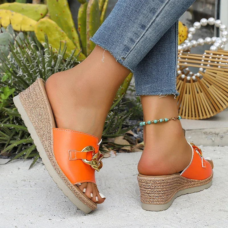 Pantoufles à talons compensés pour femmes, décor de chaîne à la mode, sandales de plage confortables et antidérapantes, pantoufles à plateforme en cuir PU, été 2025