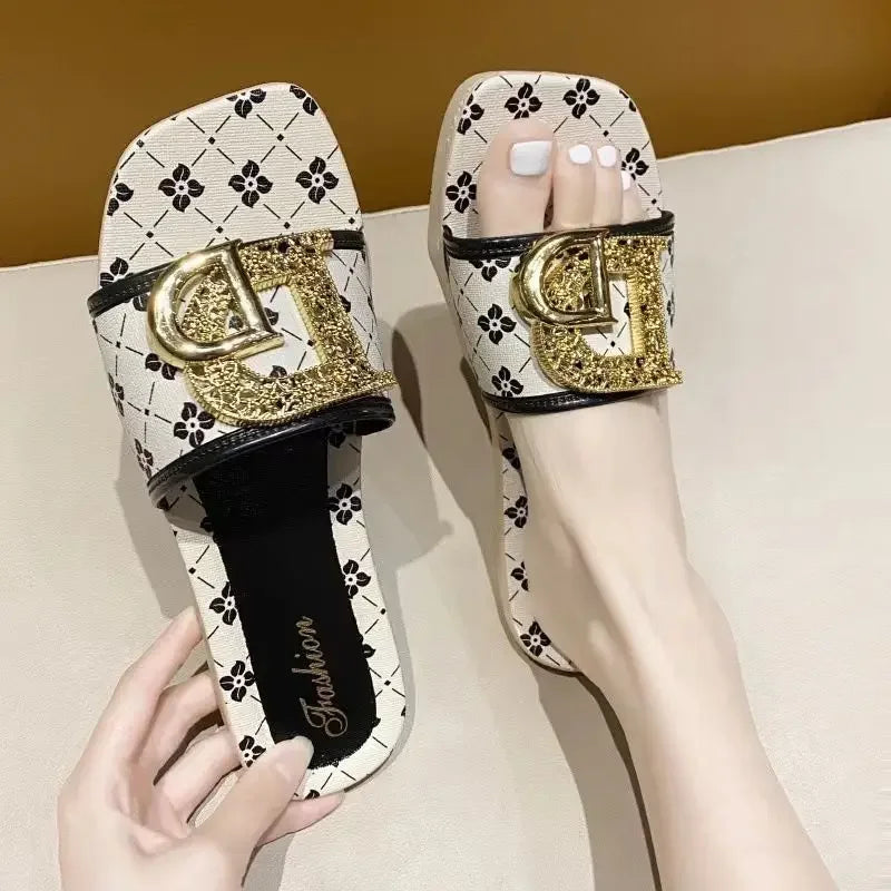 Pantoufles d'été à la mode pour femmes, pantoufles fond souple, antidérapantes, décorées en métal, Style de loisirs, matériau PVC