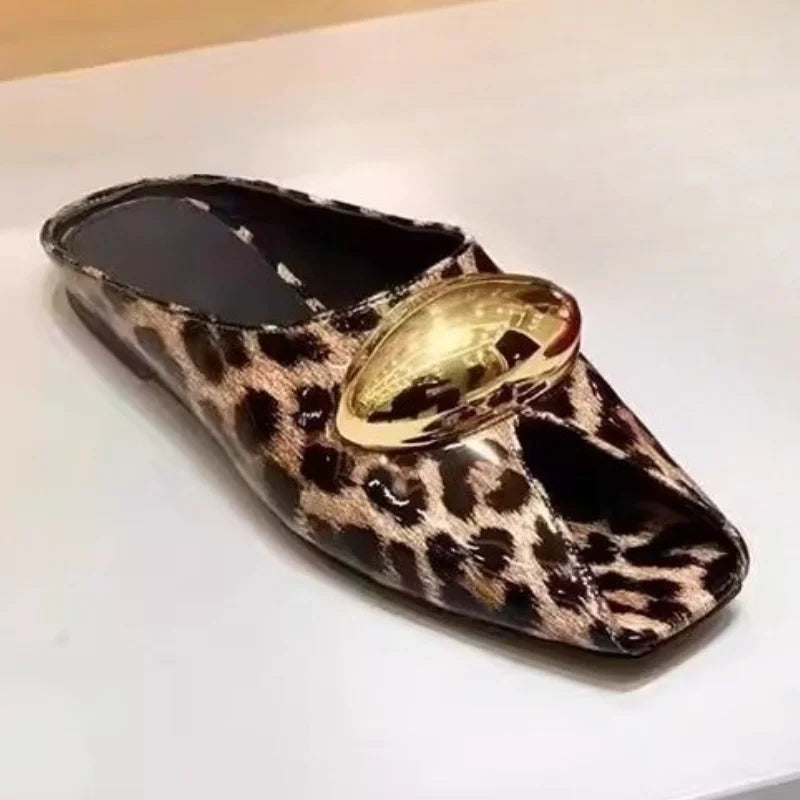 Pantoufles à bouche de poisson avec boucle en métal, chaussures plates à la mode, pantoufles Cool, tendance d'été, nouvelle collection 2025