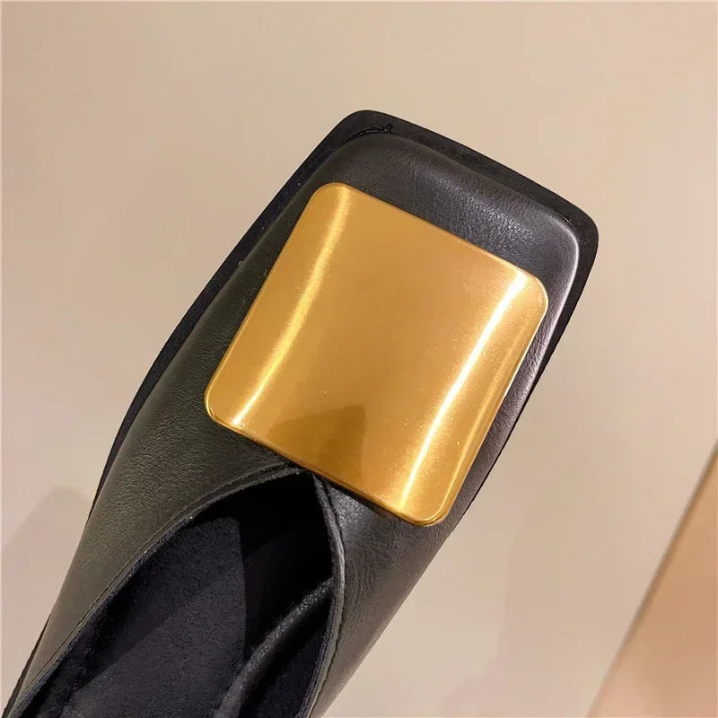 Pantoufles de marque de styliste pour femmes, Mules à boucle en métal, talons plats, bout carré, chaussures peu profondes, toboggan d'extérieur, sandales décontractées