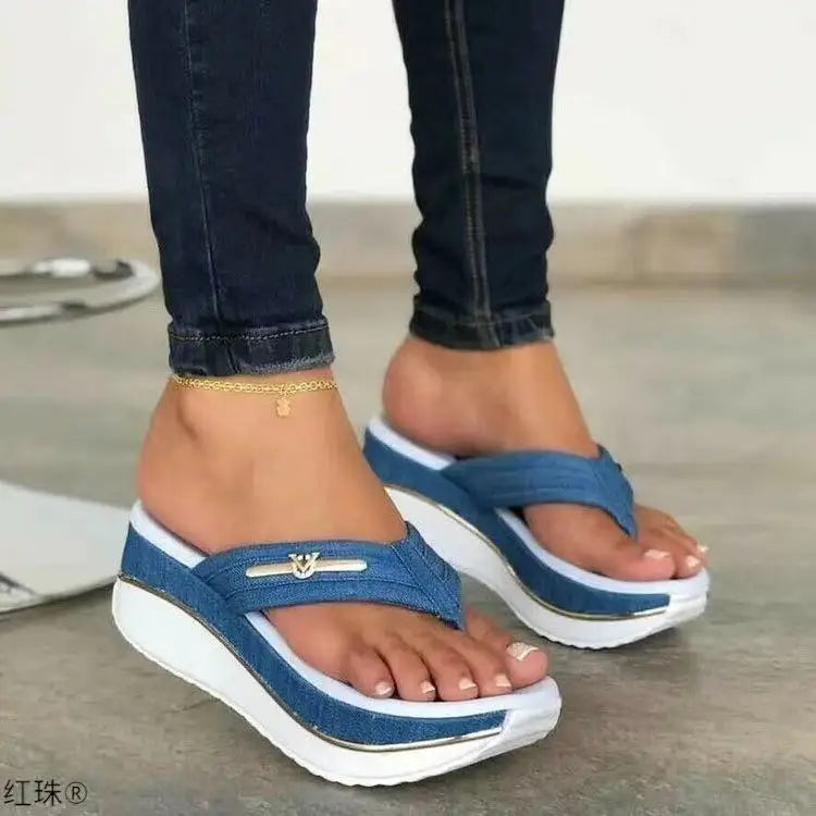 Pantoufles d'été pour femmes, nouvelle mode, chaussures à boutons en métal, sandales de plage compensées, plateforme extérieure, tongs de loisirs, 2024