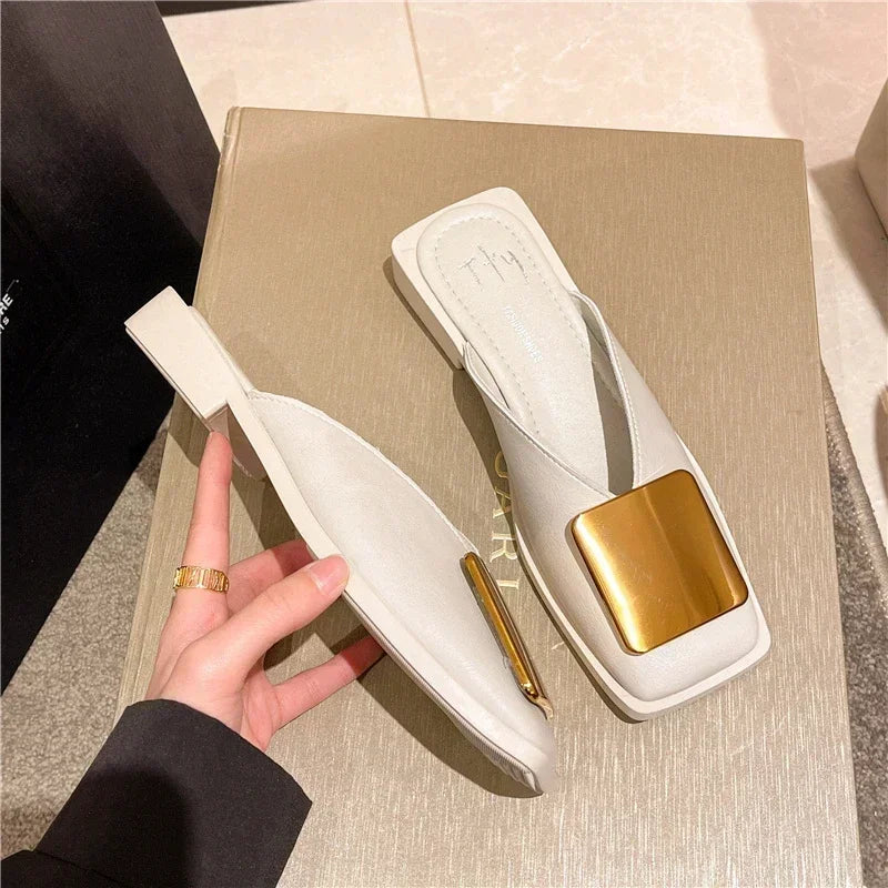 Pantoufles de marque de styliste pour femmes, Mules à boucle en métal, talons plats, bout carré, chaussures peu profondes, toboggan d'extérieur, sandales décontractées