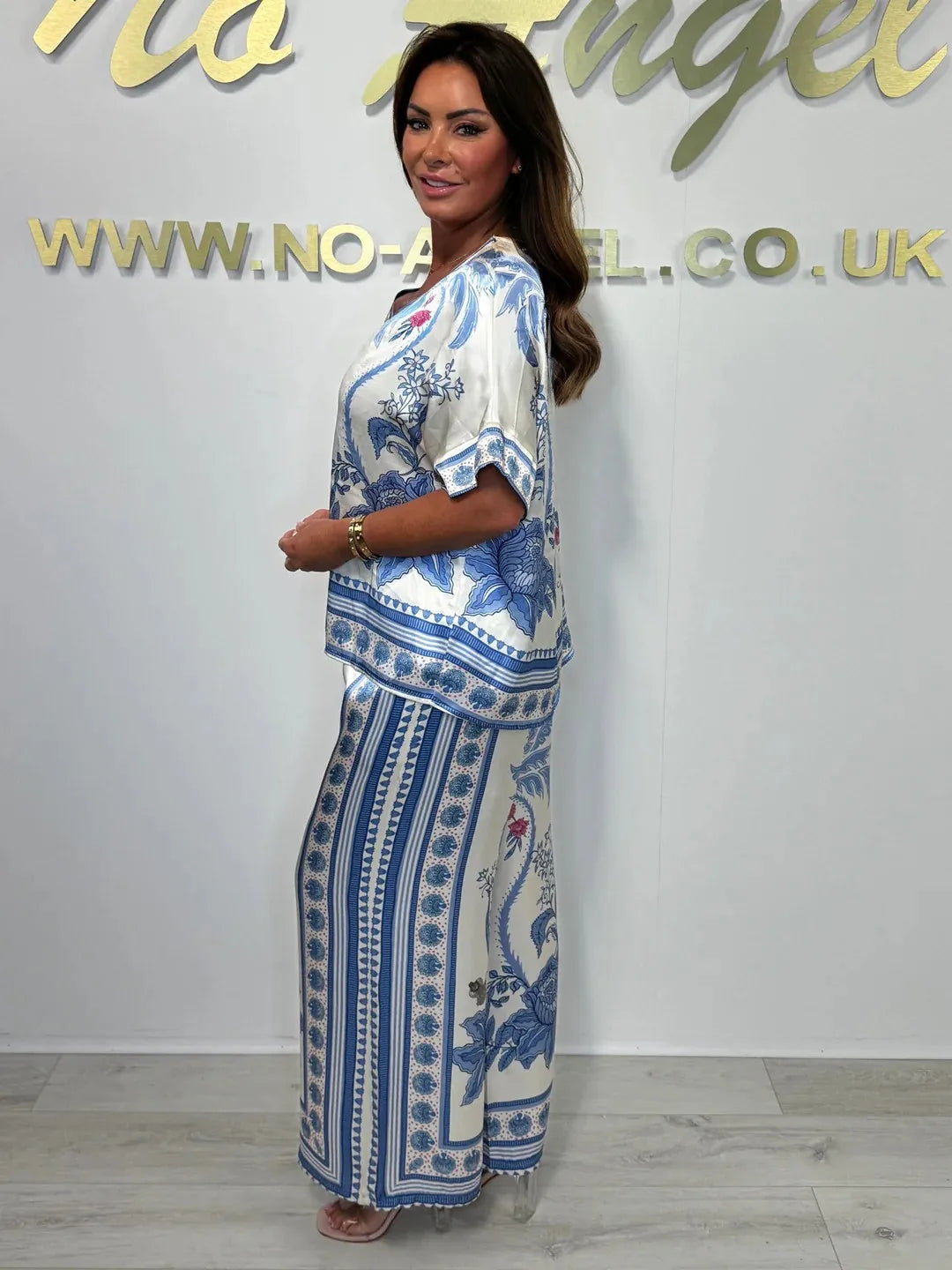 2025 nouveau imprimé Satin 2 pièces ensemble femmes à la mode col en v à manches courtes haut pantalon décontracté plage vacances deux pièces ensembles