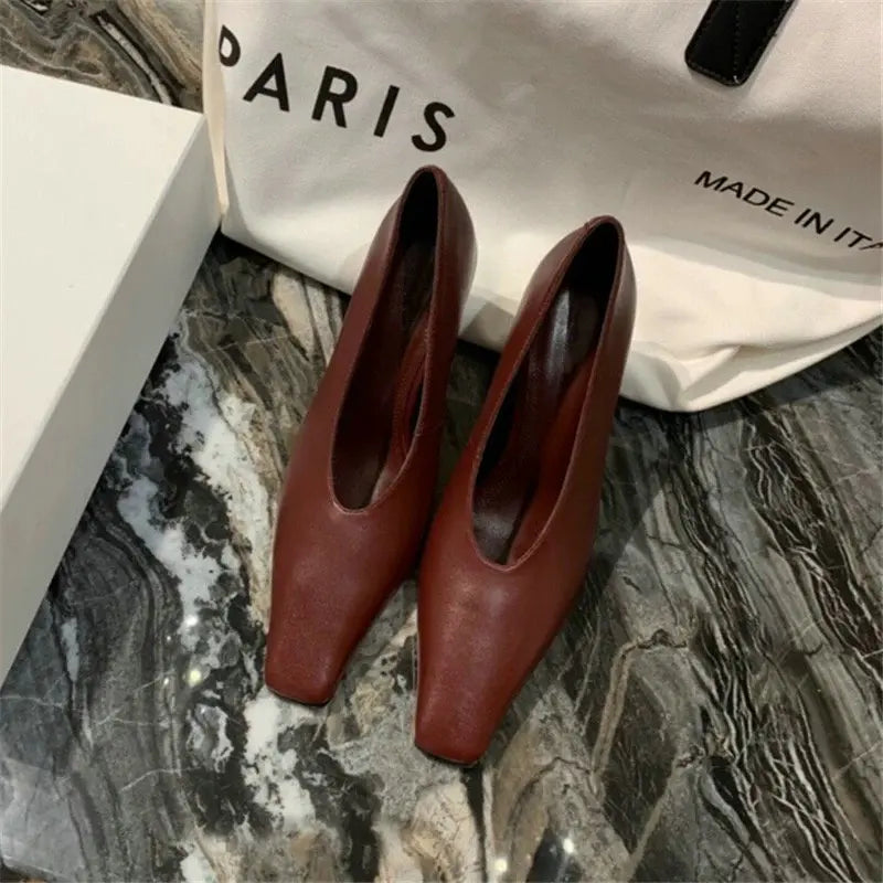 Chaussures d'été légères à talons hauts pour femmes, chaussures simples de luxe avec bout carré et bouche en V, chaussures rétro en cuir pour grand-mère de sorcière, 2025