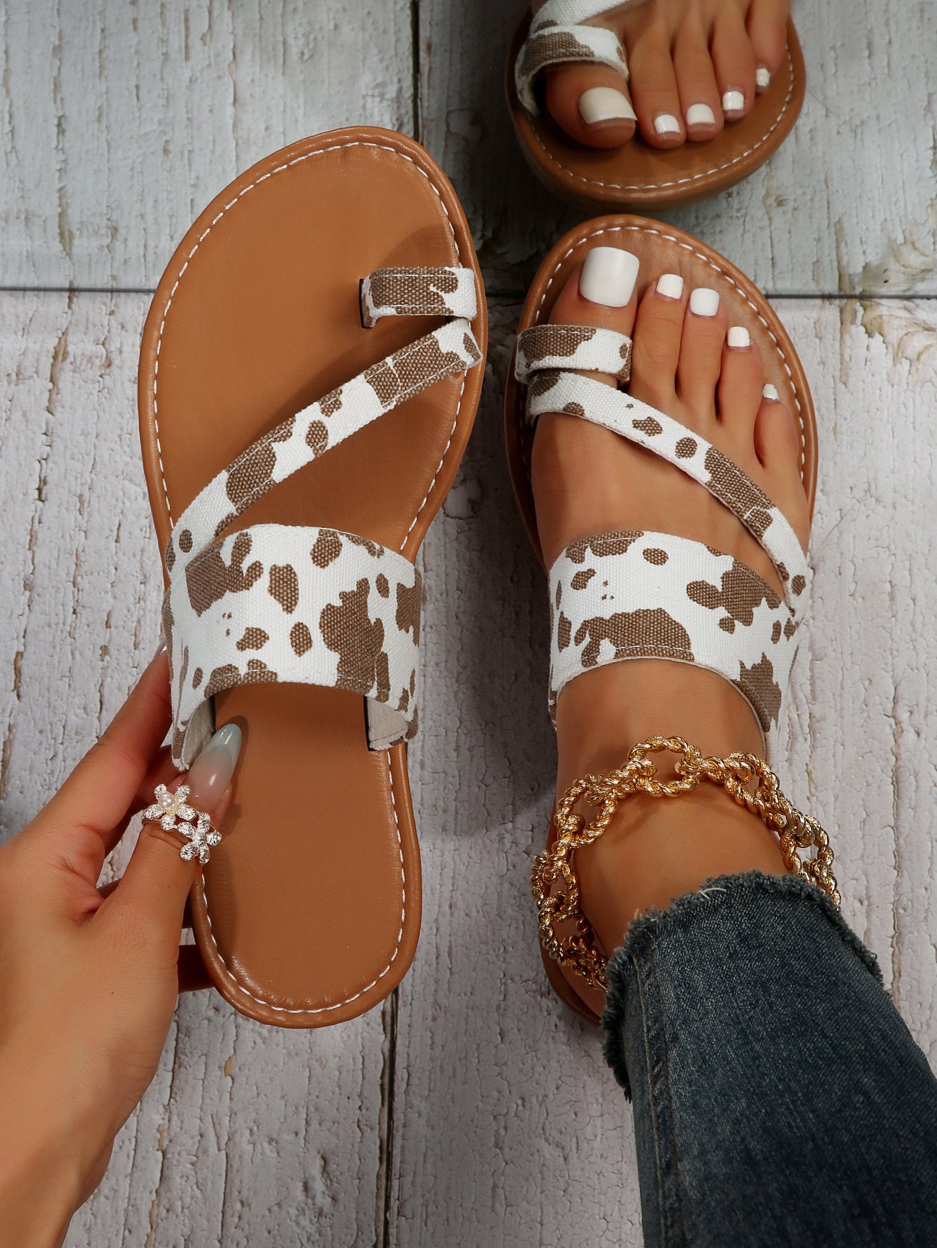 Women's Cow Pattern Slide Sandals - Casual Loop Toe Flat Summer Shoes, Lightweight & Comfortable - For Women - Perfect for Summer Beach & Casual Wear - Ideal Gift for Cow Lovers