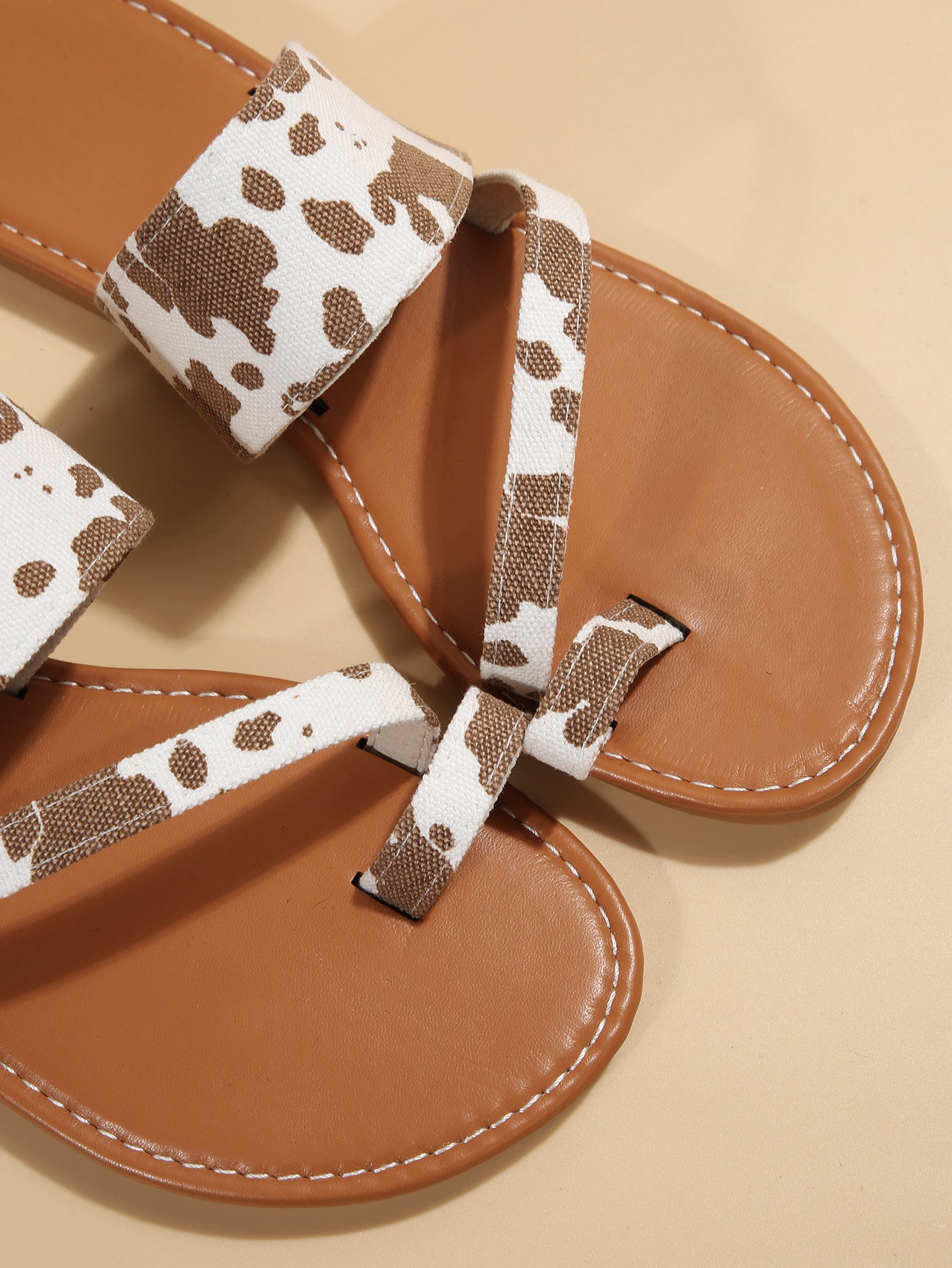 Women's Cow Pattern Slide Sandals - Casual Loop Toe Flat Summer Shoes, Lightweight & Comfortable - For Women - Perfect for Summer Beach & Casual Wear - Ideal Gift for Cow Lovers