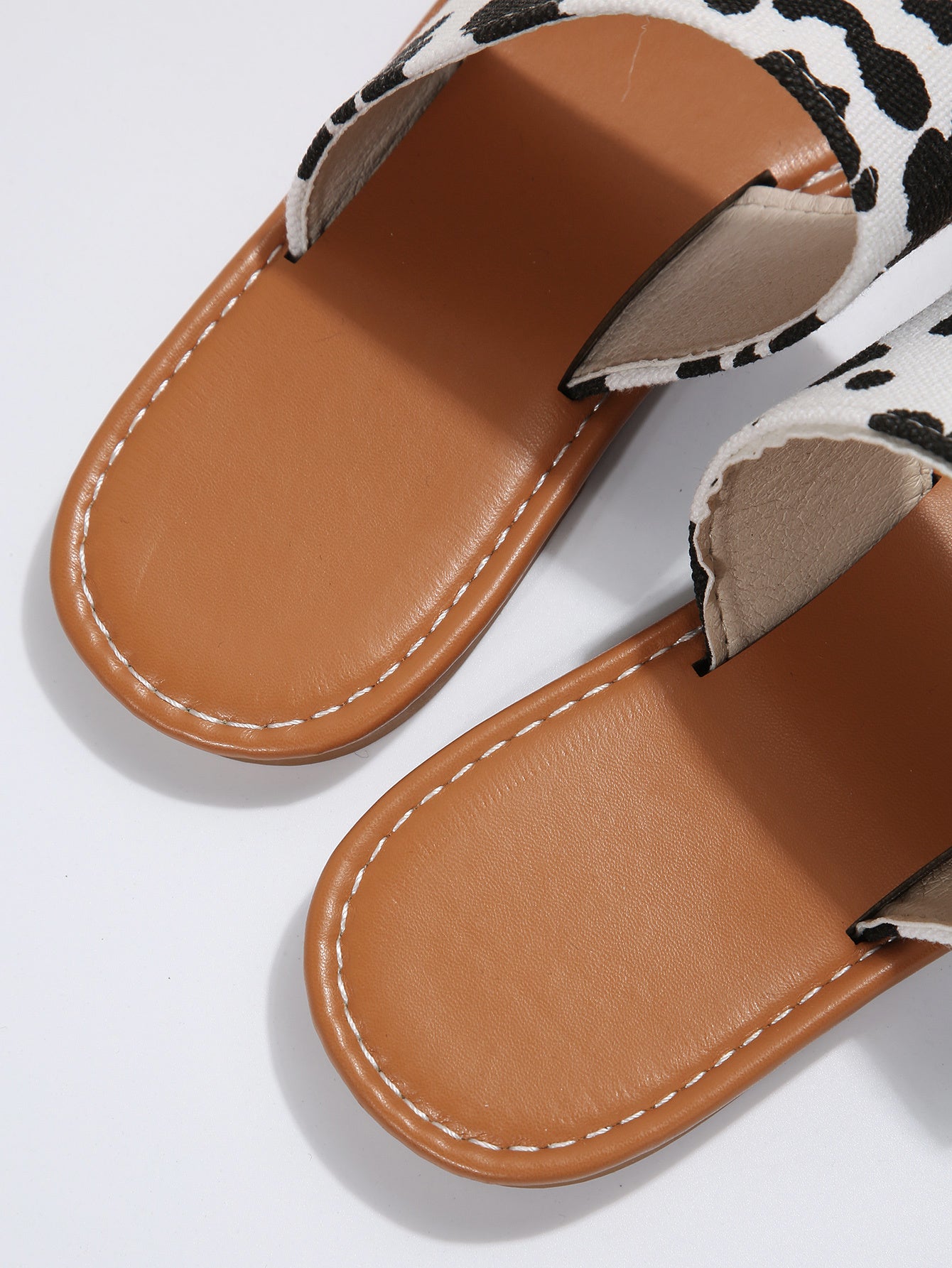 Women's Cow Pattern Slide Sandals - Casual Loop Toe Flat Summer Shoes, Lightweight & Comfortable - For Women - Perfect for Summer Beach & Casual Wear - Ideal Gift for Cow Lovers