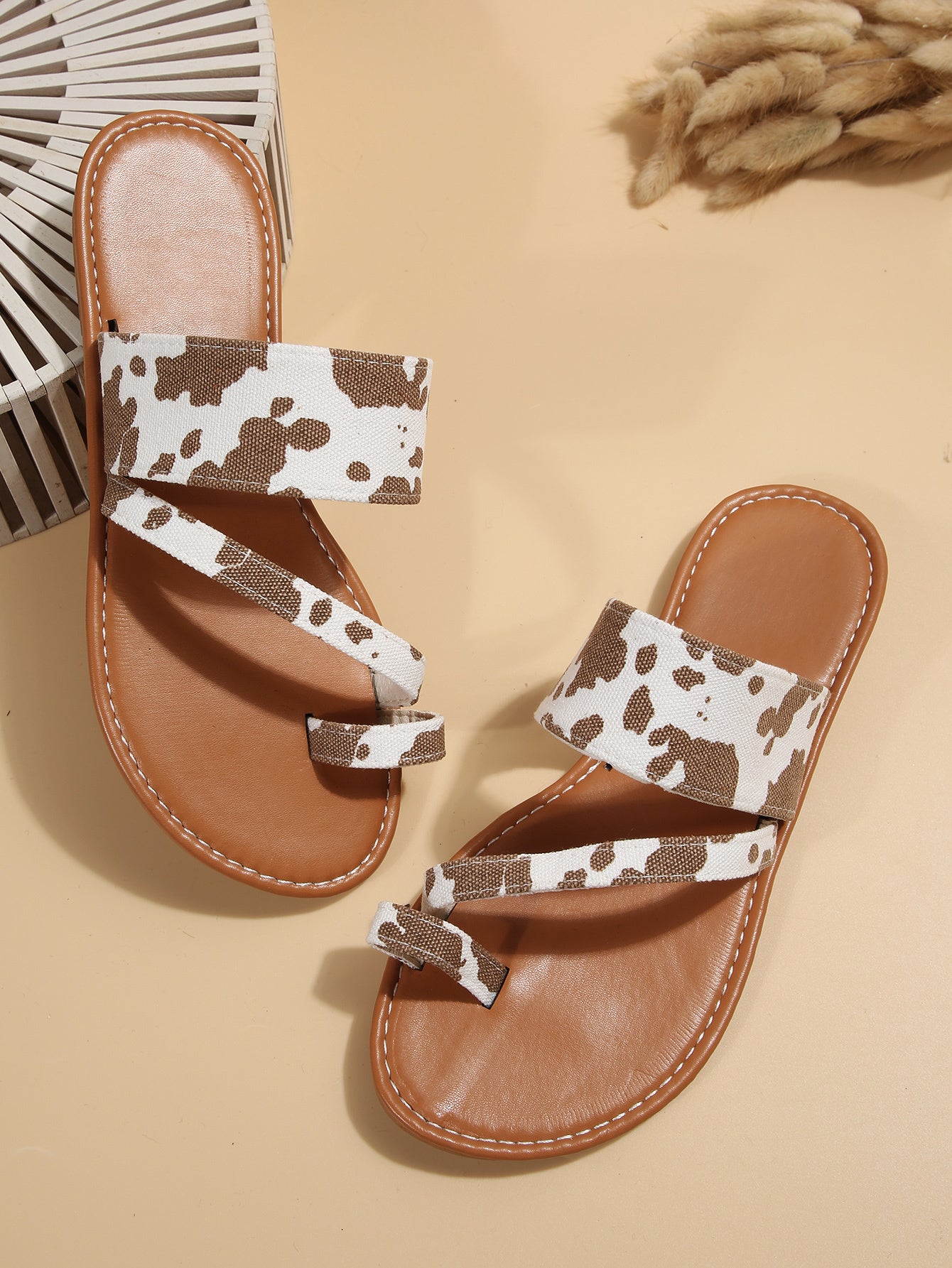 Women's Cow Pattern Slide Sandals - Casual Loop Toe Flat Summer Shoes, Lightweight & Comfortable - For Women - Perfect for Summer Beach & Casual Wear - Ideal Gift for Cow Lovers