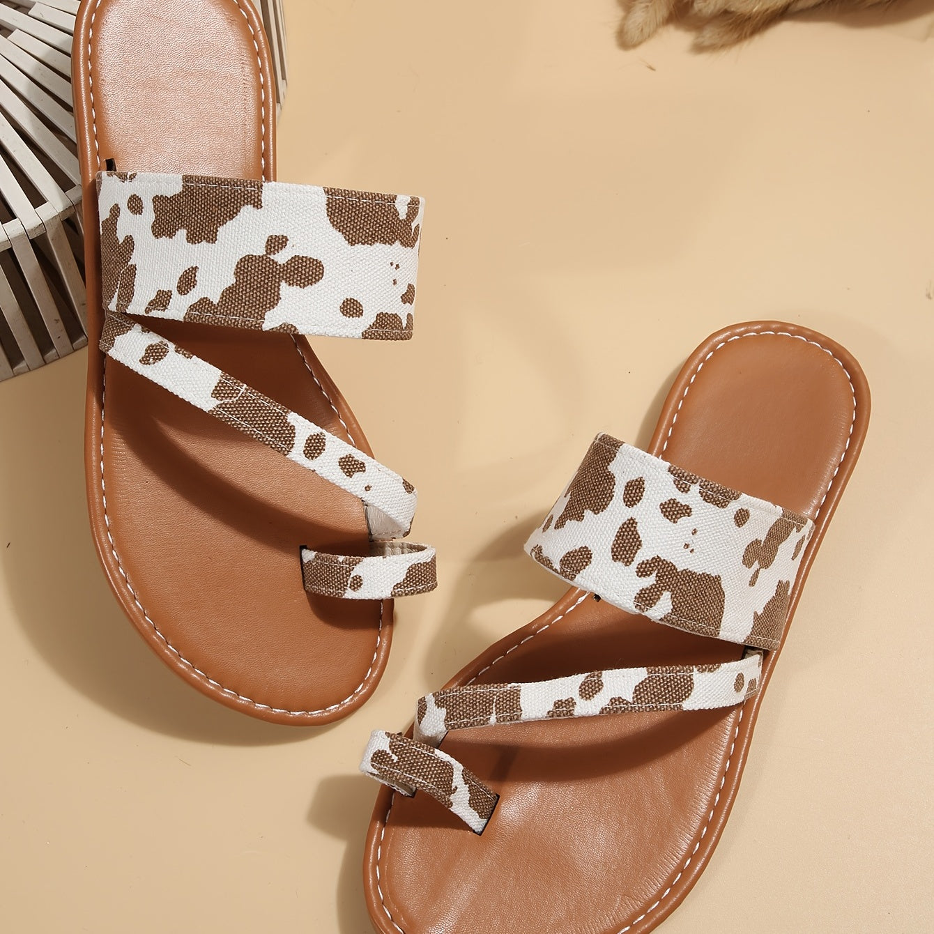 Women's Cow Pattern Slide Sandals - Casual Loop Toe Flat Summer Shoes, Lightweight & Comfortable - For Women - Perfect for Summer Beach & Casual Wear - Ideal Gift for Cow Lovers