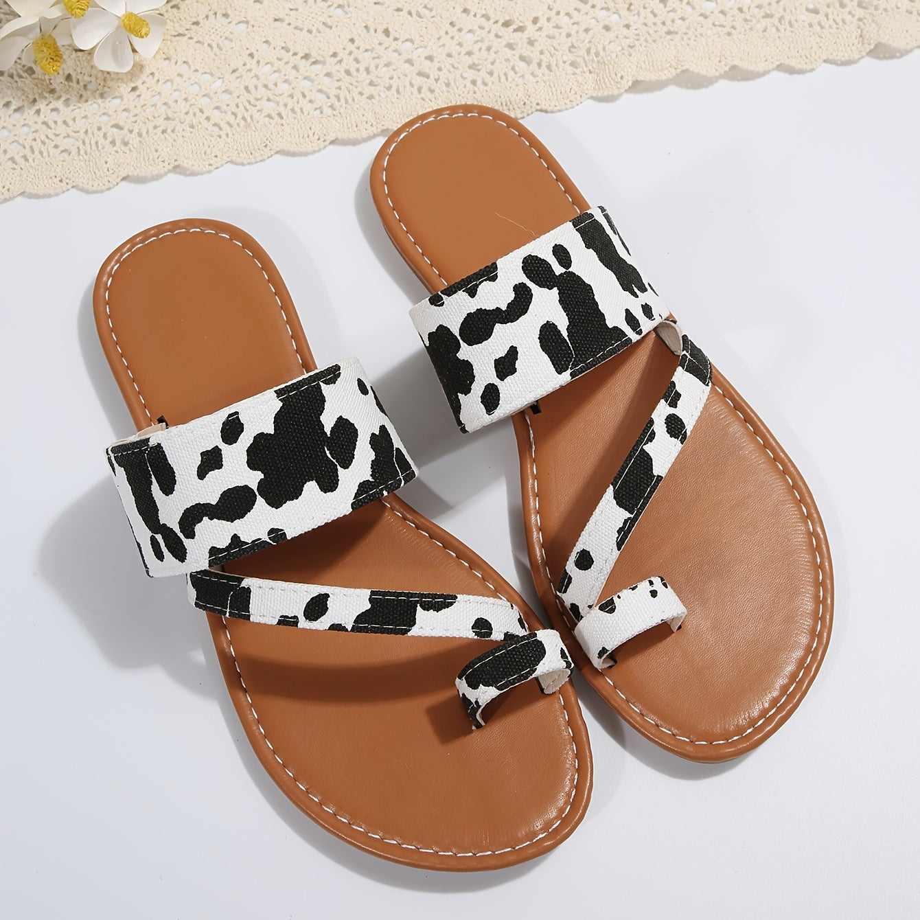 Women's Cow Pattern Slide Sandals - Casual Loop Toe Flat Summer Shoes, Lightweight & Comfortable - For Women - Perfect for Summer Beach & Casual Wear - Ideal Gift for Cow Lovers