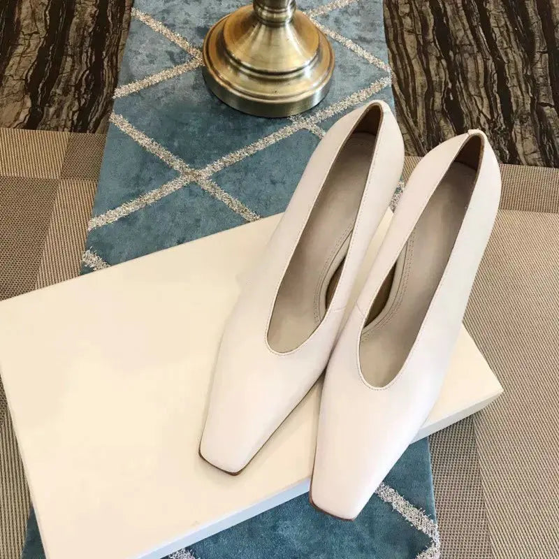Chaussures d'été légères à talons hauts pour femmes, chaussures simples de luxe avec bout carré et bouche en V, chaussures rétro en cuir pour grand-mère de sorcière, 2025