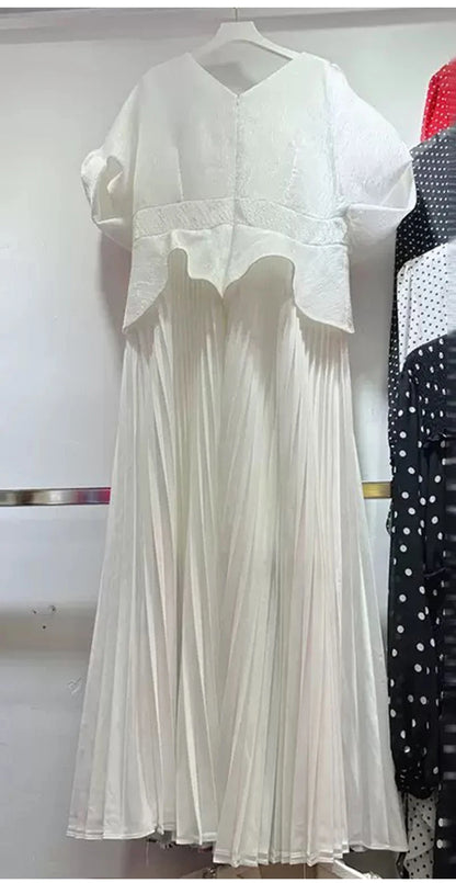 Printemps et été 2025 nouvelle robe plissée vintage à fleurs brodées à la taille, col en v, manches chauve-souris, taille haute, robe élégante.