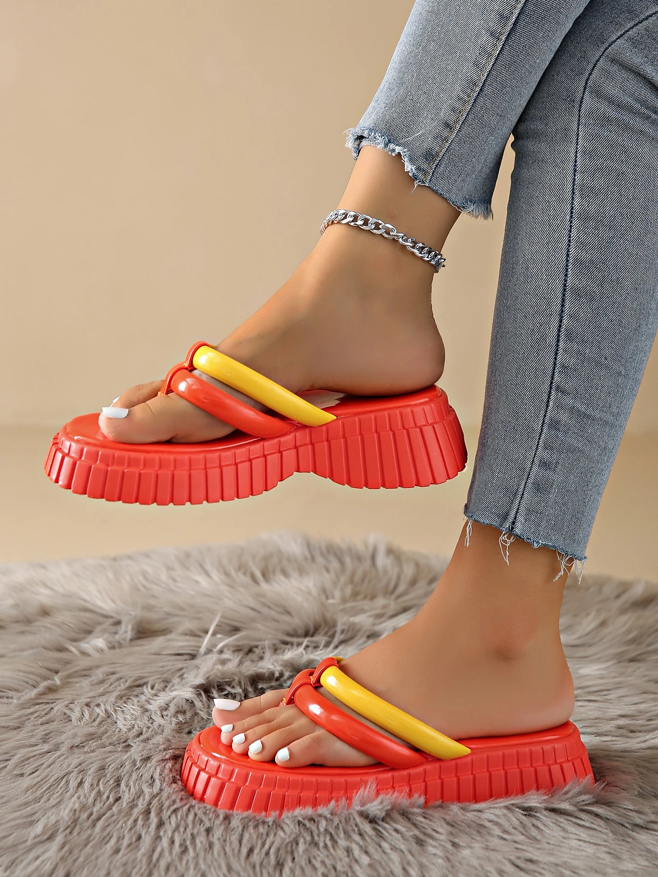 Chaussons pour femmes à semelles épaisses et base de style sabot ; à la mode et polyvalents.