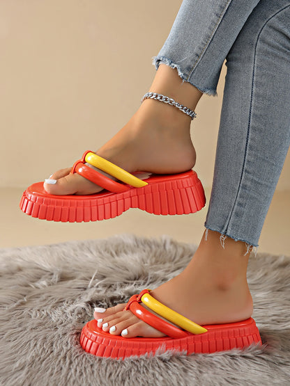 Chaussons pour femmes à semelles épaisses et base de style sabot ; à la mode et polyvalents.