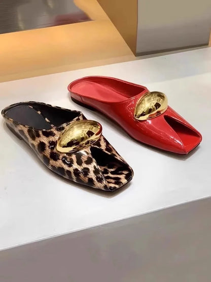 Pantoufles à bouche de poisson avec boucle en métal, chaussures plates à la mode, pantoufles Cool, tendance d'été, nouvelle collection 2025