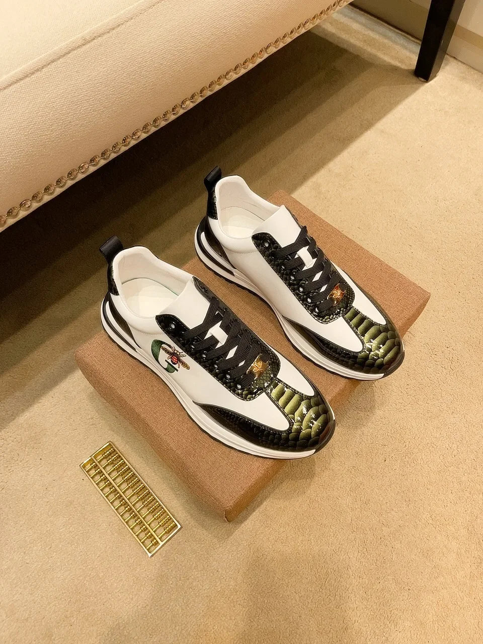 Designers Italie Chaussures d'abeilles décontractées pour hommes Mode de luxe Chaussures en cuir véritable pour affaires Baskets classiques de sport à lacets