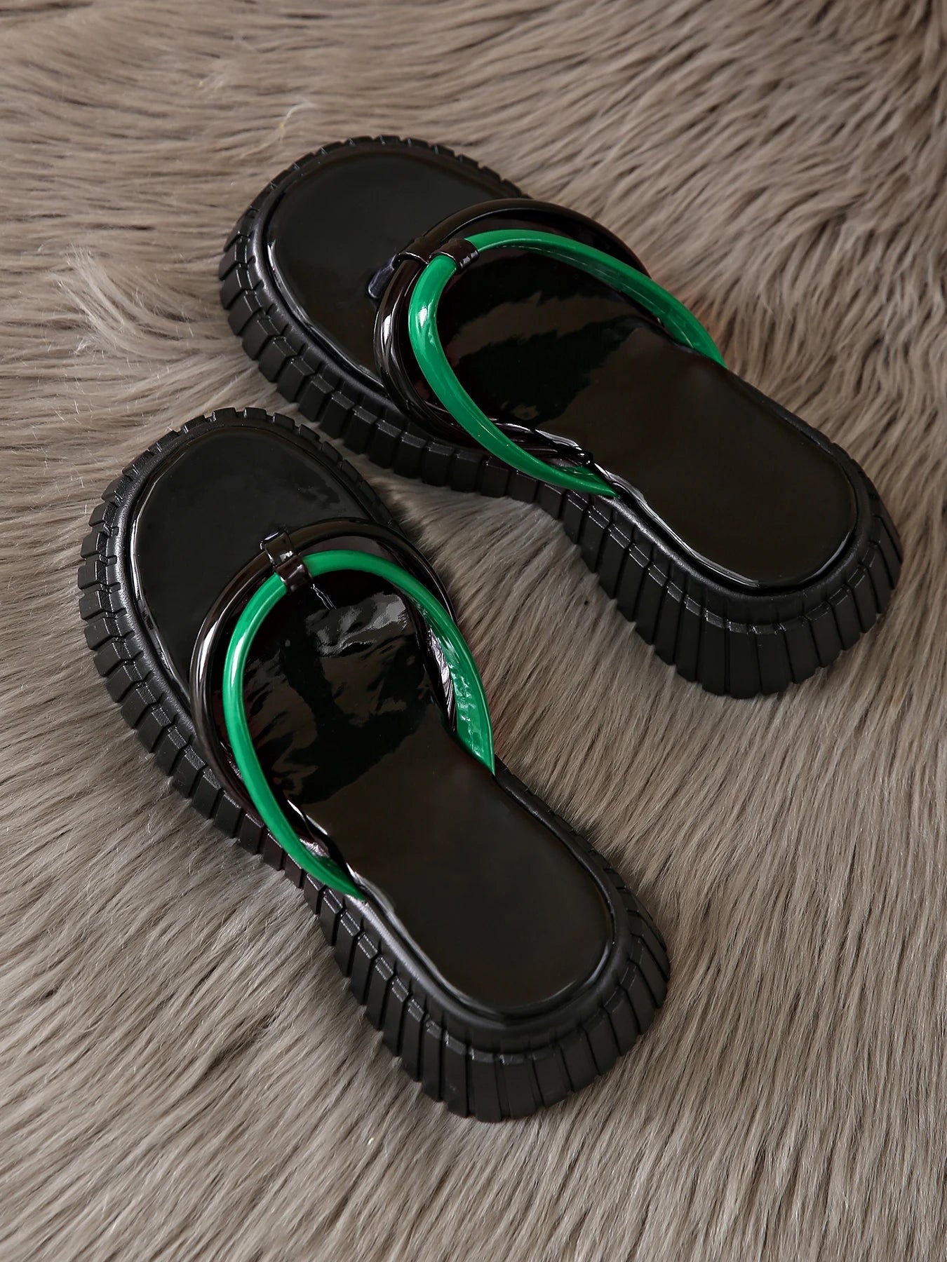 Chaussons pour femmes à semelles épaisses et base de style sabot ; à la mode et polyvalents.