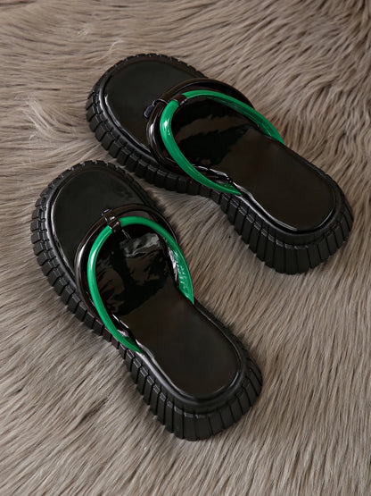 Chaussons pour femmes à semelles épaisses et base de style sabot ; à la mode et polyvalents.