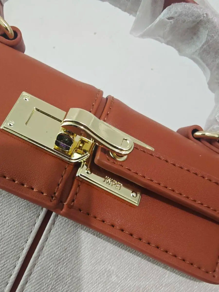 2025 Sac pour femme en cuir trapézoïdal Sac à main de niche de mode polyvalent Sacs à poignée supérieure на сумки pagalaчжа seva sac de luxe femme