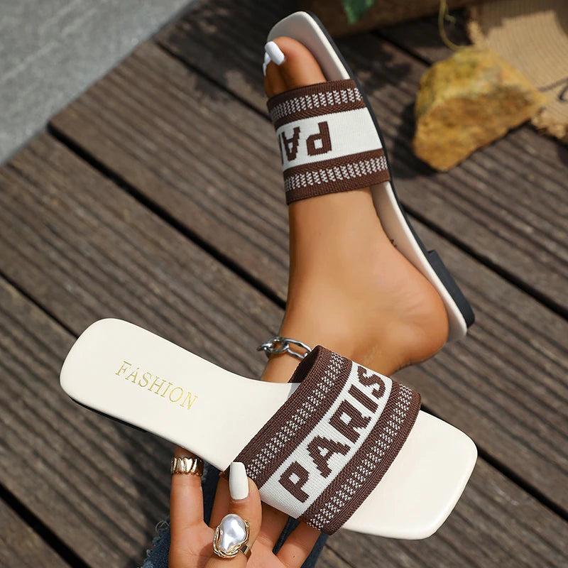 Mode couleurs mélangées lettre pantoufles plates femmes grande taille léger bout carré pantoufles décontractées confort semelle souple anti-dérapant diapositives