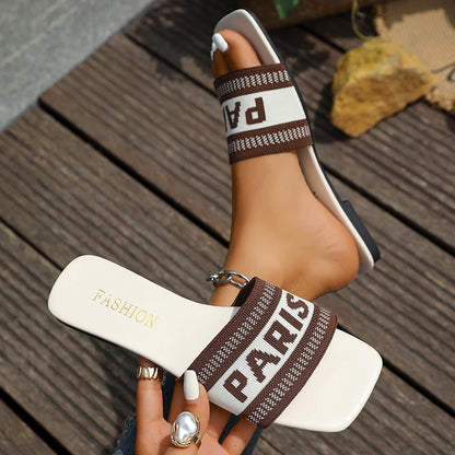 Mode couleurs mélangées lettre pantoufles plates femmes grande taille léger bout carré pantoufles décontractées confort semelle souple anti-dérapant diapositives