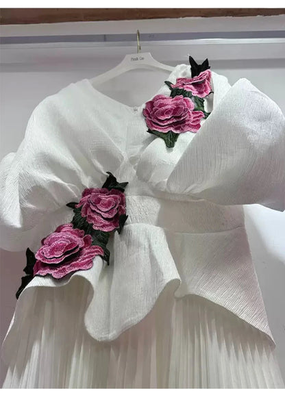 Printemps et été 2025 nouvelle robe plissée vintage à fleurs brodées à la taille, col en v, manches chauve-souris, taille haute, robe élégante.