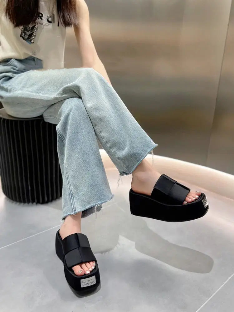 Pantoufles à plateforme de mode européenne pour femmes, nouvelles pantoufles astronomiques optiques, diapositives non aldes extérieures féminines, chaussures décontractées noires d'été, 2024