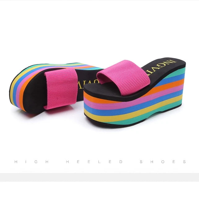 Tongs arc-en-ciel pour femmes, sandales de plage d'été, sangle givrée, pantoufles à talons compensés très hauts, pantoufles d'extérieur d'été