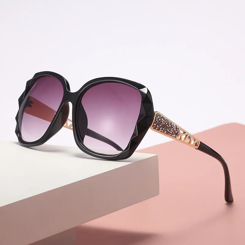 Les nouvelles lunettes de soleil pour femmes avec des lunettes de soleil High Sense et incrustées de diamants protègent contre les rayons ultraviolets en été.