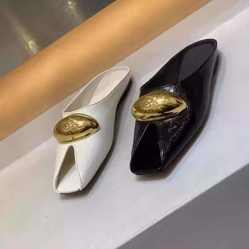Pantoufles à bouche de poisson avec boucle en métal, chaussures plates à la mode, pantoufles Cool, tendance d'été, nouvelle collection 2025