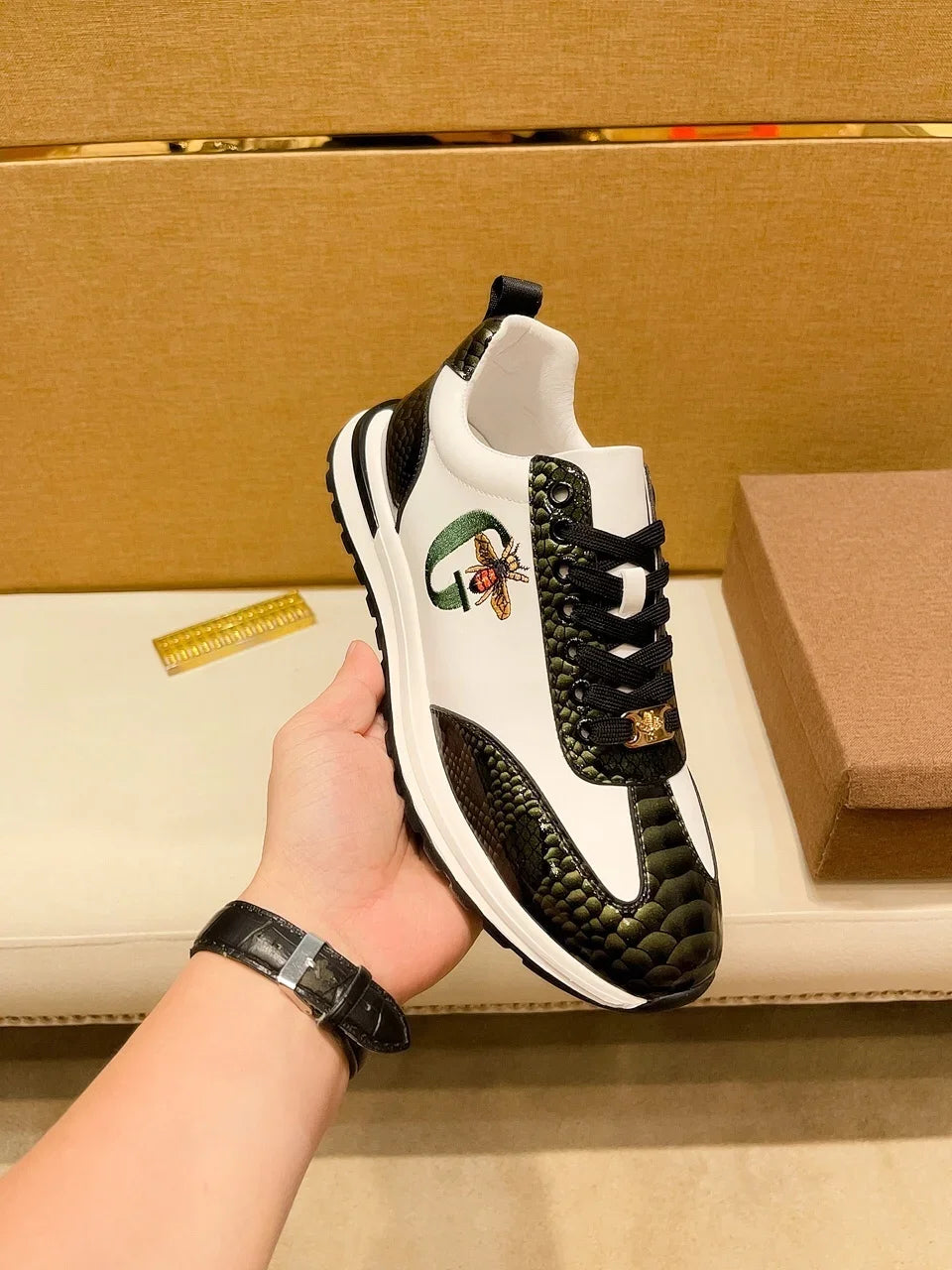 Designers Italie Chaussures d'abeilles décontractées pour hommes Mode de luxe Chaussures en cuir véritable pour affaires Baskets classiques de sport à lacets