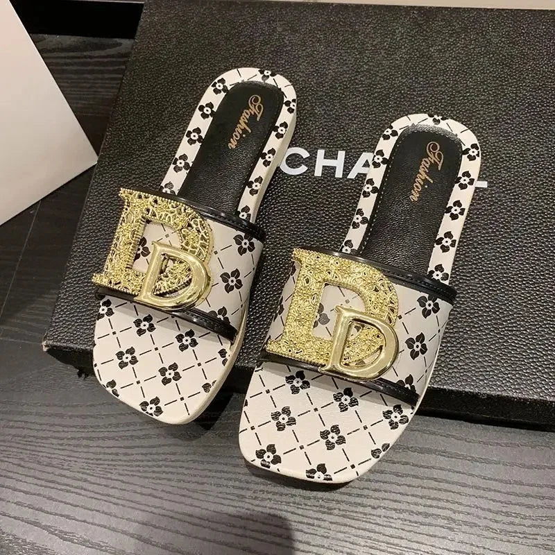 Pantoufles d'été à la mode pour femmes, pantoufles  fond souple, antidérapantes, décorées en métal, Style de loisirs, matériau PVC