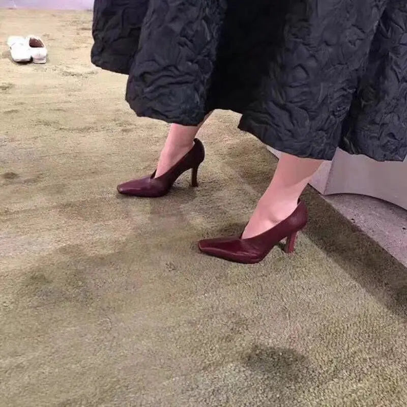 Chaussures d'été légères à talons hauts pour femmes, chaussures simples de luxe avec bout carré et bouche en V, chaussures rétro en cuir pour grand-mère de sorcière, 2025