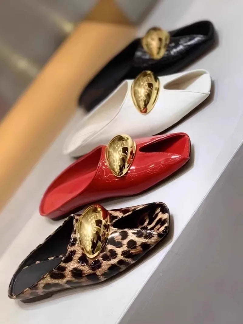 Pantoufles à bouche de poisson avec boucle en métal, chaussures plates à la mode, pantoufles Cool, tendance d'été, nouvelle collection 2025