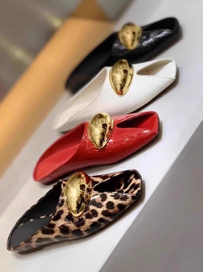 Pantoufles à bouche de poisson avec boucle en métal, chaussures plates à la mode, pantoufles Cool, tendance d'été, nouvelle collection 2025