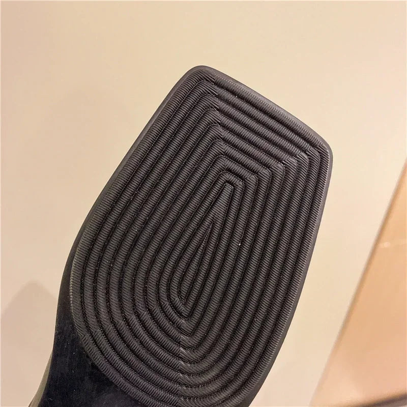 Pantoufles de marque de styliste pour femmes, Mules à boucle en métal, talons plats, bout carré, chaussures peu profondes, toboggan d'extérieur, sandales décontractées