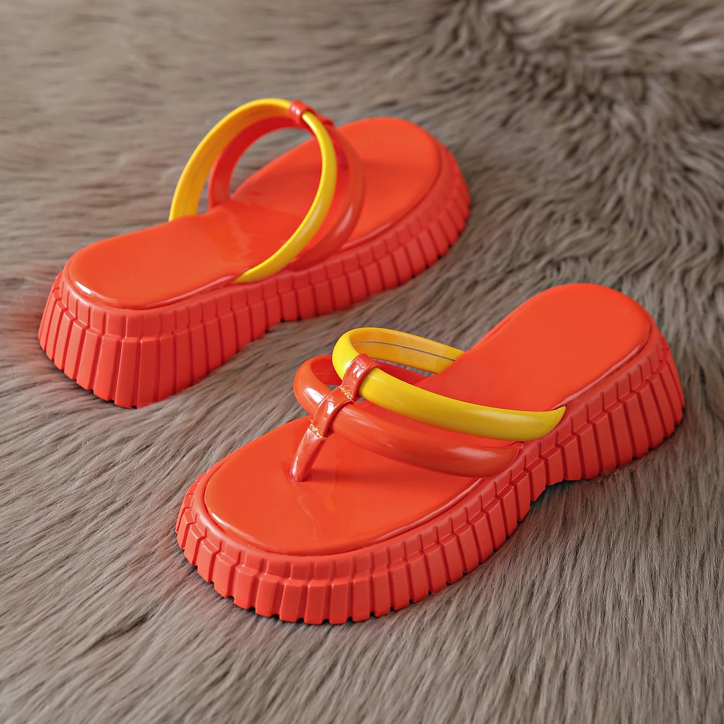 Chaussons pour femmes à semelles épaisses et base de style sabot ; à la mode et polyvalents.