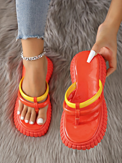 Chaussons pour femmes à semelles épaisses et base de style sabot ; à la mode et polyvalents.