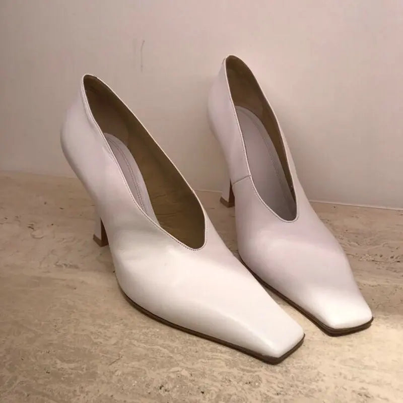 Chaussures d'été légères à talons hauts pour femmes, chaussures simples de luxe avec bout carré et bouche en V, chaussures rétro en cuir pour grand-mère de sorcière, 2025