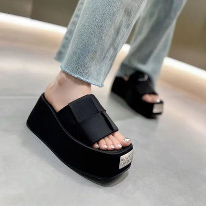 Pantoufles à plateforme de mode européenne pour femmes, nouvelles pantoufles astronomiques optiques, diapositives non aldes extérieures féminines, chaussures décontractées noires d'été, 2024