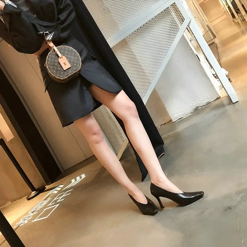 Chaussures d'été légères à talons hauts pour femmes, chaussures simples de luxe avec bout carré et bouche en V, chaussures rétro en cuir pour grand-mère de sorcière, 2025