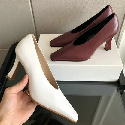 Chaussures d'été légères à talons hauts pour femmes, chaussures simples de luxe avec bout carré et bouche en V, chaussures rétro en cuir pour grand-mère de sorcière, 2025