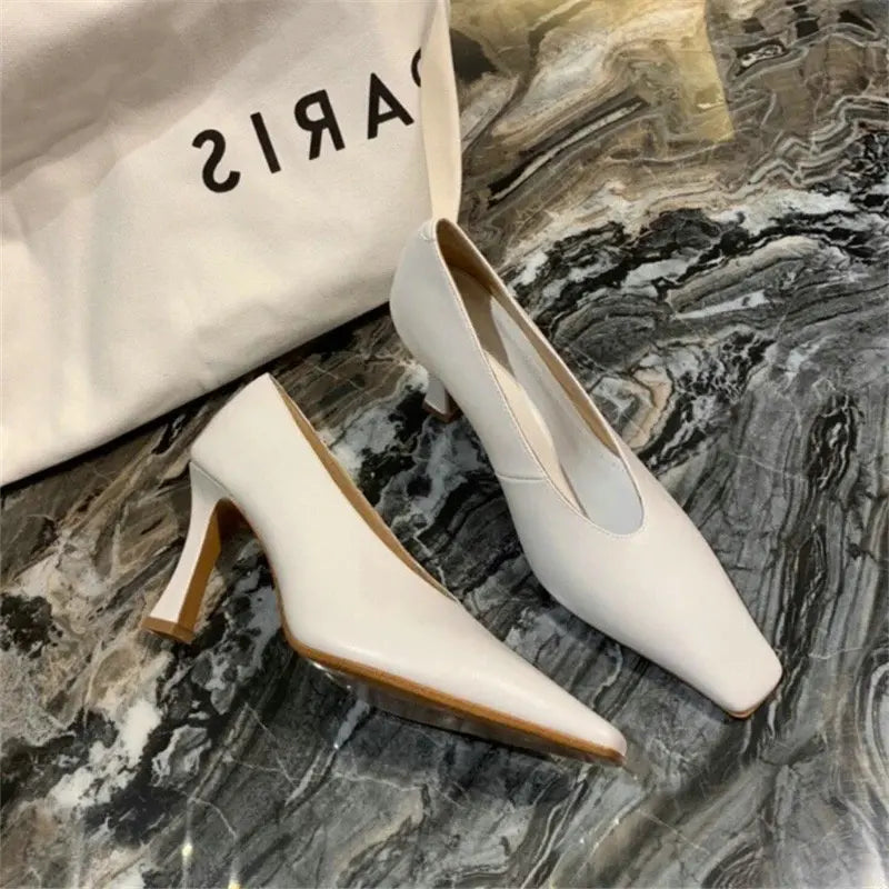 Chaussures d'été légères à talons hauts pour femmes, chaussures simples de luxe avec bout carré et bouche en V, chaussures rétro en cuir pour grand-mère de sorcière, 2025