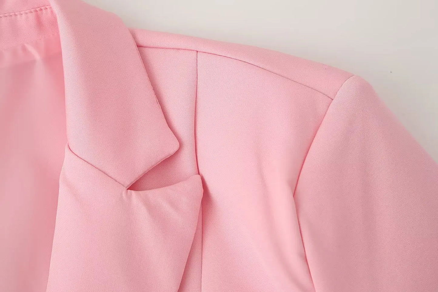 Le nouveau costume de sport pour femmes 2025 présente un cravate réversible à la mode et de grand style décontracté avec deux poches