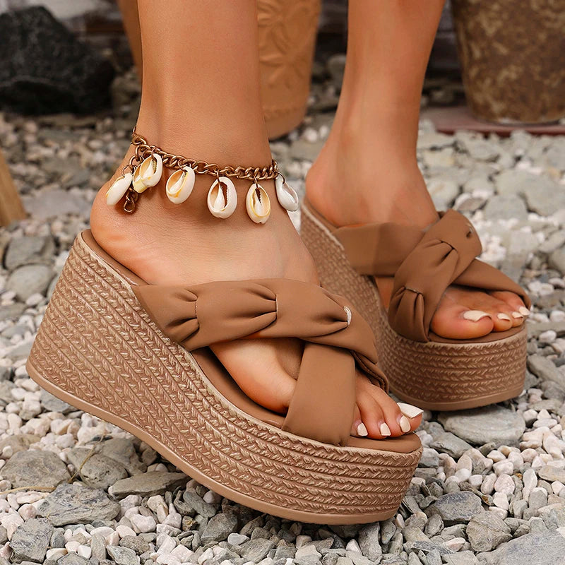 Sandales à talons compensés à bretelles croisées pour femmes, pantoufles de plage confortables à semelle épaisse, à la mode, été 2025