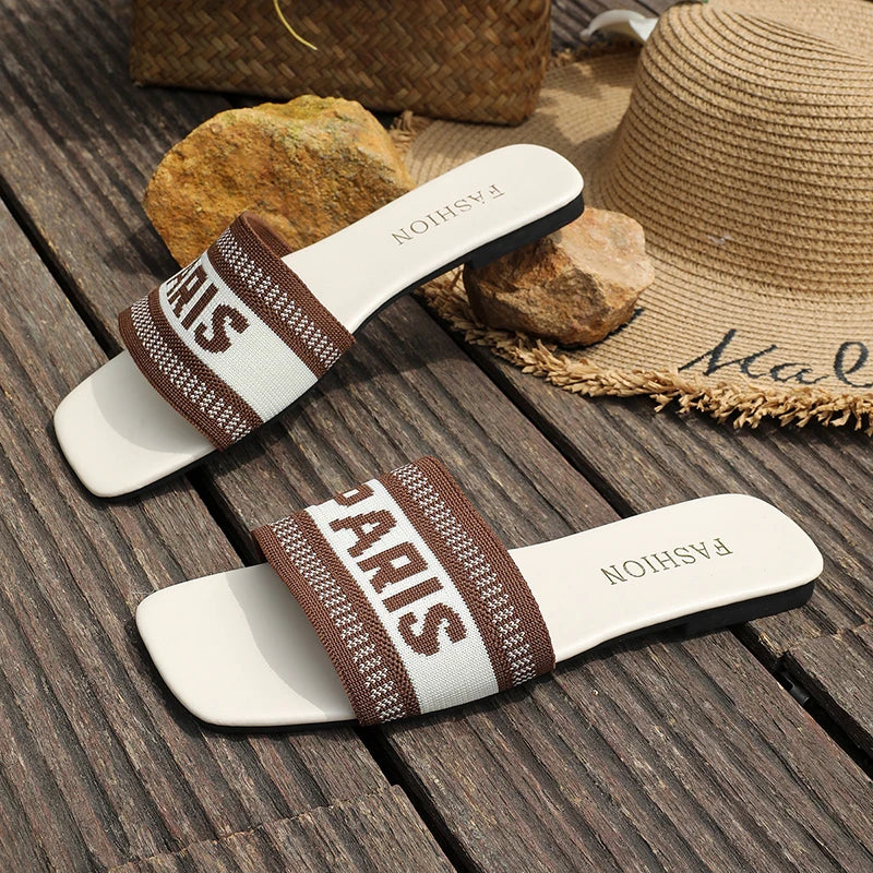 Mode couleurs mélangées lettre pantoufles plates femmes grande taille léger bout carré pantoufles décontractées confort semelle souple anti-dérapant diapositives